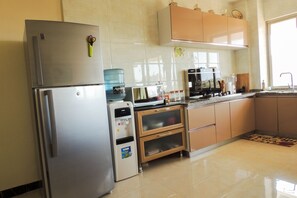 Kühlschrank, Mikrowelle, Wasserkocher, Toaster