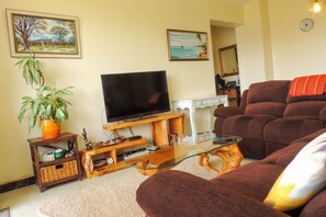 Smart TV - Natural light drenched, clean relaxing one bedroom Apartment (Nairobi)