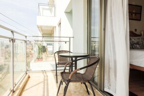 Outdoor dining - Natural light drenched, clean relaxing one bedroom Apartment (Nairobi)