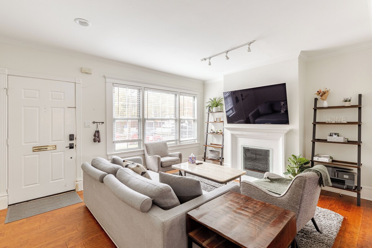 Oak Lawn House • Private Backyard • WFH Setups