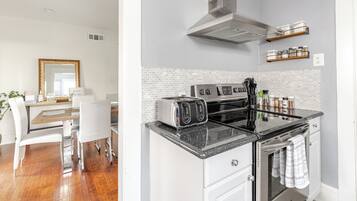 Frigorífico, microondas, horno y placa de cocina