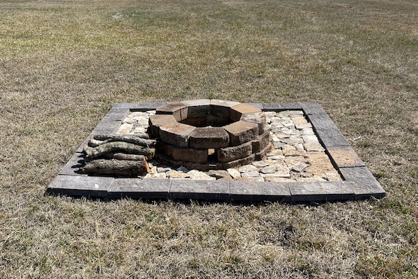 Outdoor fire pit