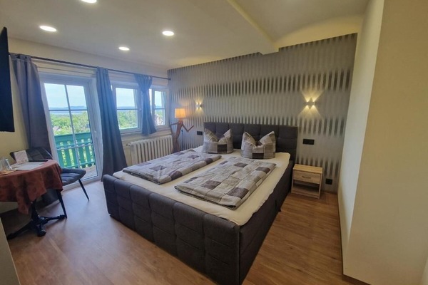 Classic Double Room, Private Bathroom (Balkon/Erker) | Dihias secara berasingan, dilengkapkan perabot secara berasingan