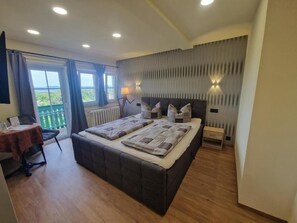 Classic Double Room, Private Bathroom (Balkon/Erker) | Individually decorated, individually furnished, free WiFi, bed sheets - Villa Irene (Gohrisch)