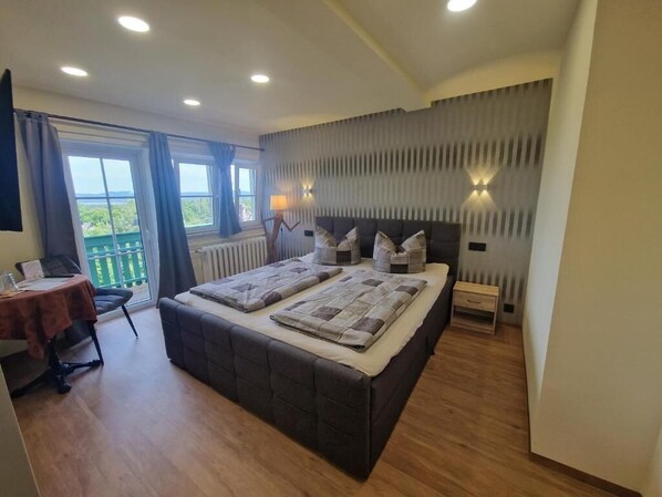 클래식 더블룸, 전용 욕실 (Balkon/Erker) | 각각 다른 스타일의 인테리어, 각각 다르게 가구 비치, 무료 WiFi, 침대 시트