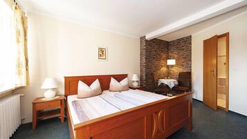Classic Double Room, Private Bathroom (Balkon/Erker) | 1 bedroom, individually decorated, individually furnished, free WiFi