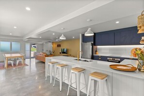 Réfrigérateur, four à micro-ondes, un four, surface de cuisson