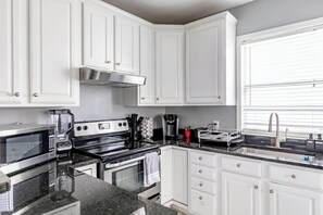 Kylskåp, mikrovågsugn, ugn och spishäll