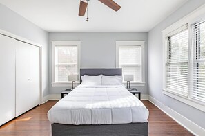 2 habitaciones, escritorio y tabla de planchar con plancha