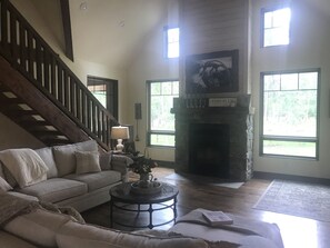 Living area - Beautiful Custom home on 12 Acres in the Bitterroot Valley (Victor)