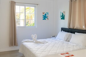 Tabla de planchar con plancha, wifi gratis y ropa de cama 