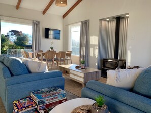 Suite familiar | Zona de estar | Smart TV de 32 pulgadas con canales digitales, una televisión