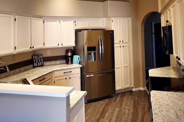 Kjøleskap, mikrobølgeovn, ovn og kokeplater