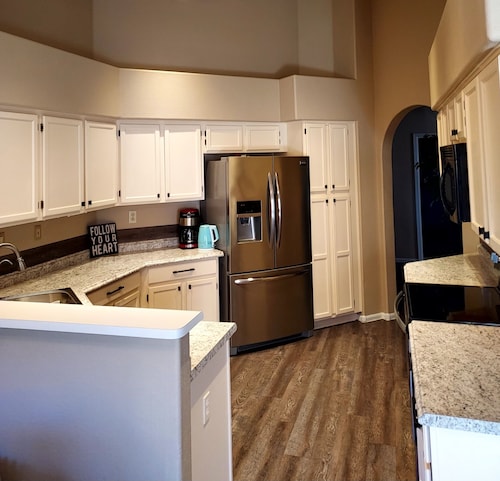 Lake Area and Parkside
Home Near South Lake
3b/2b