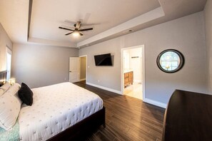 4 bedrooms, desk, iron/ironing board, WiFi - Canyon Oaks · Tranquil Getaway in the Heart of Canyon Lake (Canyon Lake)