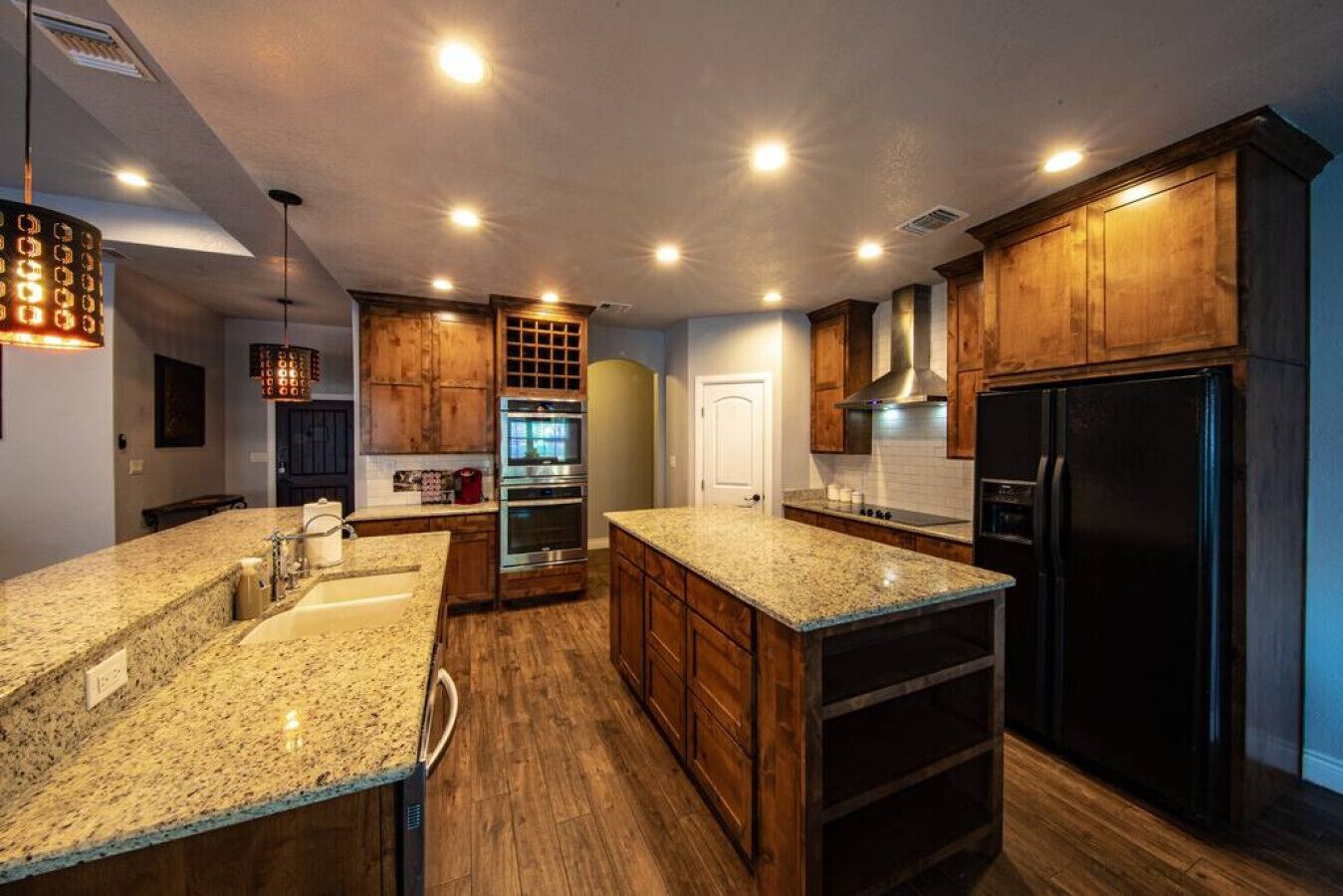 Jääkaappi, mikroaaltouuni, liesi, astianpesukone