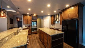 Jääkaappi, mikroaaltouuni, liesi, astianpesukone