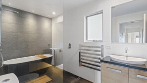 Bathtub, towels - Point View - 'Amazing Views & Location' (Avoca Beach)