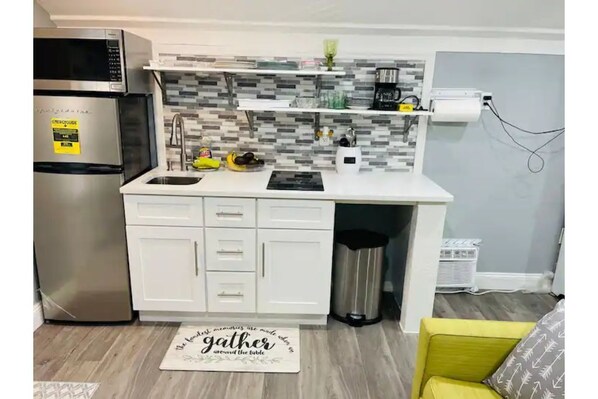 Dining tables - Luxury Lake View Studio Apartment (Orlando)