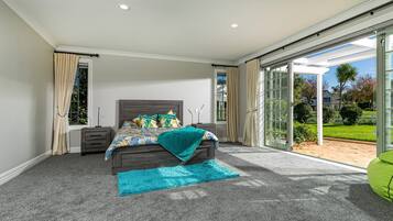 5 bedrooms, in-room safe, desk, iron/ironing board