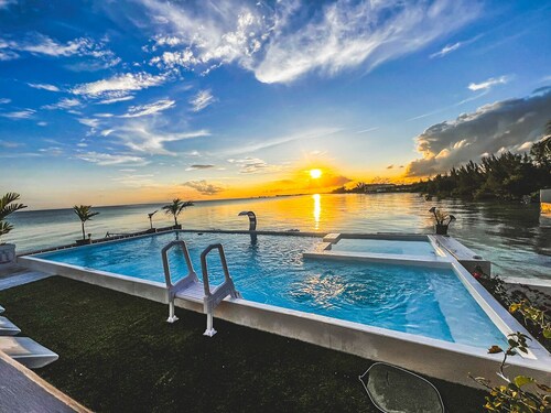 Amazing Ocean View Townhouse Condo Elevated Pool & Balcony