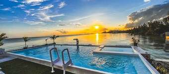 Amazing Ocean View Townhouse Condo Elevated Pool & Balcony