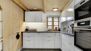 Coffee/tea maker, fridge, microwave, stovetop