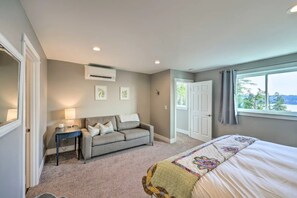 4 bedrooms, desk, iron/ironing board, travel cot