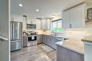 Refrigerador, microondas, horno, placa de cocina