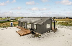 الم نشأة من الخارج