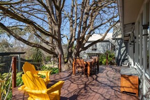 Outdoor dining - Acorn Studio at Oaktree Lodge (Rhyll)
