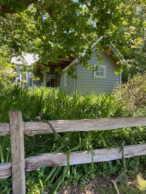 Property grounds - Gatehouse Cottage at Oaktree Lodge (Rhyll)