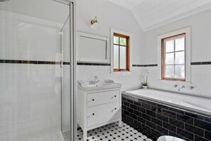 Badewanne, Haartrockner, Handtücher