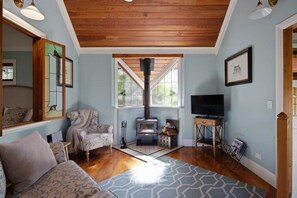 Smart TV, fireplace, stereo - Gatehouse Cottage at Oaktree Lodge (Rhyll)