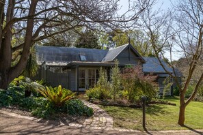Exterior - Gatehouse Cottage at Oaktree Lodge (Rhyll)
