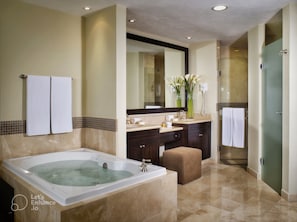 Ducha y bañera combinadas, bañera de hidromasaje, secador de pelo y bidé