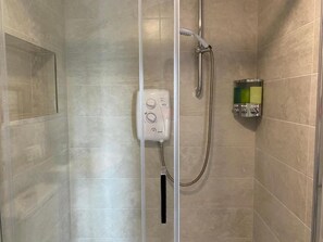 Dusche, Haartrockner, HandtĂŒcher, Seife