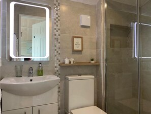 Shower, hair dryer, towels, soap - Adorable Cabin in the Countryside (Mountrath)