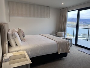 3 bedrooms, iron/ironing board, travel cot, free WiFi - Vues on Angelo | 3BR Home, Lake & Remarkables View (Queenstown)