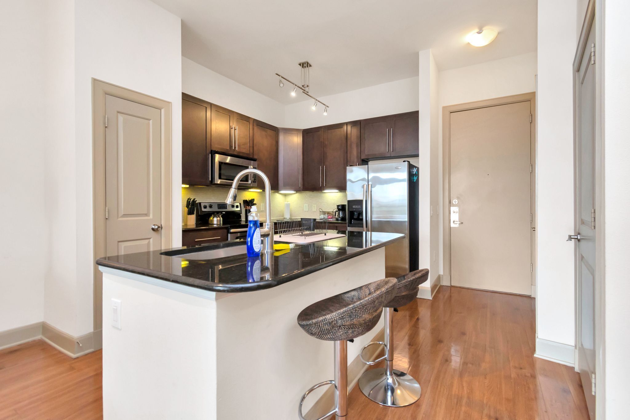 Een koelkast, een magnetron, een oven, een kookplaat