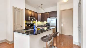 Een koelkast, een magnetron, een oven, een kookplaat