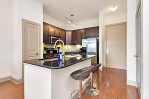 Een koelkast, een magnetron, een oven, een kookplaat