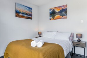 2 bedrooms, iron/ironing board, free WiFi, bed sheets - Beautiful Views in Central Queenstown (Queenstown)
