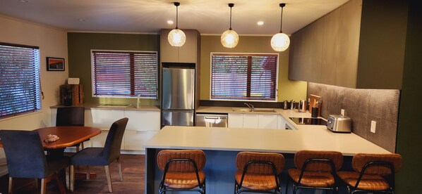 Réfrig érateur, four à micro-ondes, un four, surface de cuisson