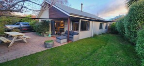 Outdoor dining - 3 x King Size Beds, one is a split King.
Brand new renovation. (Wanaka)