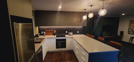 Fridge, microwave, oven, stovetop. 3 x King Size Beds, one is a split King.
Brand new renovation.