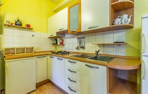 Kühlschrank, Herdplatte, Wasserkocher mit Kaffee-/Teezubehör