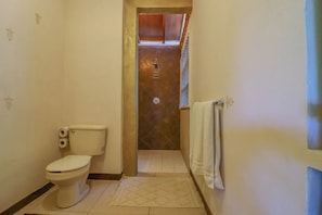Familienapartment | Badezimmer | Dusche, Handtücher