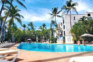 Una piscina al aire libre