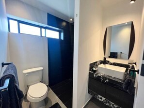 Combined shower/bathtub, bidet - Luxury Grand Suite w/amenities (Ciudad de México)